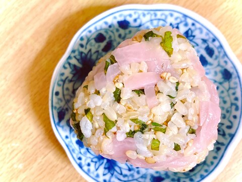 桜色が可愛い❁⃘*.ﾟ日野菜漬けと大葉の春待ち結び